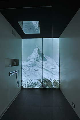 Grosses Panoramafoto als Rückwand einer Designerdusche.