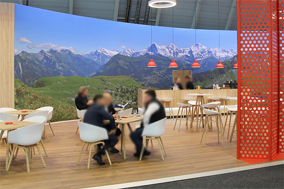 Grosses Panoramafoto der Berner Alpen als Bestandteil eines Messestandes.