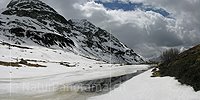 P000137: Panorama Eisbedeckter Bergsee im Frühling. Halsesee, Binntal