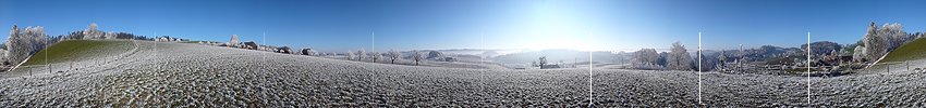 P001741: Panoramaaufnahme Emmental: Winterlandschaft mit Bauernhof, Bäumen und Raureif