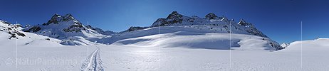 P003182: Panoramabild Winterliche Berglandschaft mit Skitourenspur
