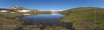 P003860: Panoramabild Kleiner See in lieblicher Berglandschaft