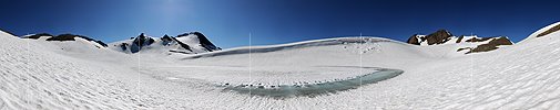P005232: Panoramabild Schneebedeckter Bergsee mit hellblauem Wasserstreifen und Wächte