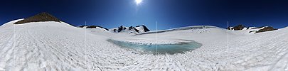 P005235: Panoramabild Hellblauer Wasserstreifen in schneebedecktem Bergsee