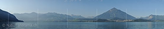 P005393a: Hochaufgelöstes Panoramafoto Thunersee und Niesen im Morgenlicht