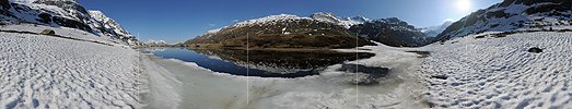 P006198: Hochauflösendes Panoramabild Spiegelung in teilweise eisbedecktem Bergsee
