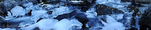 P008919: Panoramabild Klirrende Kälte am Bergbach
