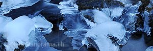 P008920: Panoramabild Natürliche Kunstwerke am Bergbach (Eisgebilde)