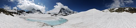P009903: Panoramabild Hellblaues Wasser in teilweise aufgefrorenem Bergsee