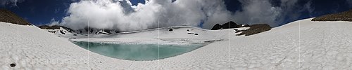 P010053: Panoramabild Türkisfarbenes Wasser in teilweise aufgefrorenem Bergsee