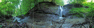 P010084: Gigapixelpanorama eines Wasserfalls in einem Laubwald (Langzeitbelichtung)