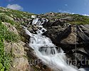 P010174a: Grossbild Erfrischender Wasserfall in Berglandschaft
