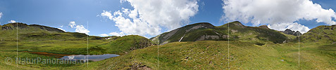 P010292a: 360° Gigapixelpanorama Freundlicher Wolkenhimmel über lieblicher Berglandschaft mit kleinem See