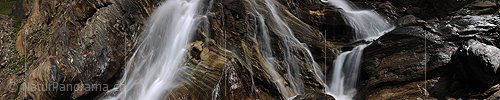 P010310: Panoramabild Feine Wasserfälle über geschichteten Fels (Langzeitbelichtung)