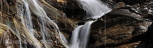 P010311: Panoramafoto Feine Wasserfälle über geschichteten Fels