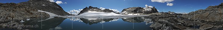 P010338: Panoramabild Spiegelung einer Berglandschaft in Gletschersee