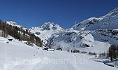 P012215: Panoramabild Winterlandschaft mit markantem Berg (Ofenhorn)