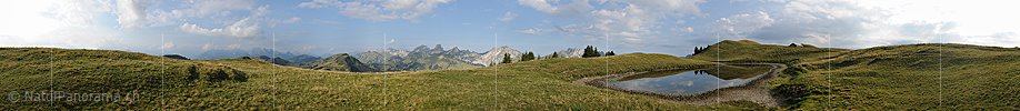 P013570: 360° Panoramafoto Kleiner Bergsee in lieblicher Berglandschaft