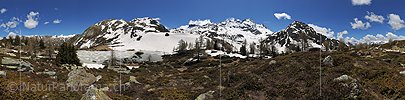 P014635: 360° Gigapixel-Panoramabild Eisbedeckter Bergsee in Naturlandschaft