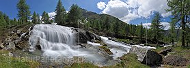 P014695a: Panoramafoto Wasserfall in Naturlandschaft (Langzeitbelichtung)