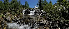 P014717: Panoramafoto Wasserfall in grüner Berglandschaft