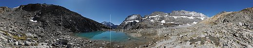 P015109: 360° Panoramafoto eines kleinen Bergsees in alpiner Umgebung