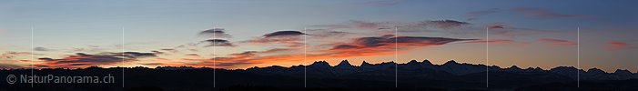 P015594: Panoramafoto Glühende Wolken über den Konturen der Berner Alpen