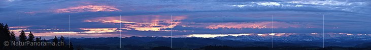 P017245: Panoramafoto Morgenstimmung mit gefärbten Wolken und Lichtstrahlen