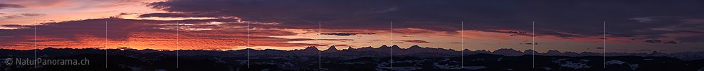 P017394: Panoramafoto Morgenstimmung mit glühende Wolken über Alpenpanorama