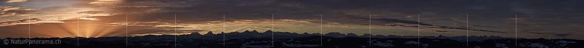 P017404: Panoramafoto Morgenstimmung mit Lichtstrahlen und Alpenpanorama
