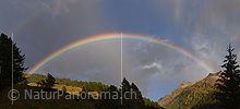 P018681: Panoramafoto Regenbogen über Bergtal