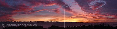 P019021a: Panorama Kunstvoll geformte glühende Wolken am Abendhimmel