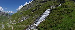 P019943: Panoramafoto Gestufter Wasserfall in grüner Umgebung (Langzeitbelichtung)