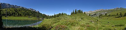 P019997: Panoramafoto Bergsee in grüner Berglandschaft