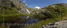 P020492: Grossbild Spiegelung eines Wasserfalls in kleinem Bergsee