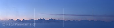 P020761: Panoramafoto Berner Alpen durch feinen Morgennebel