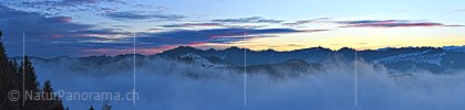 P020773: Panoramafoto Morgenrot und Nebelfetzen über der Emmentaler Hügellandschaft
