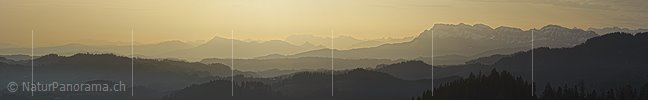 P020931a: Panoramafoto Konturen der Zentralschweizer Berge und Hügel
