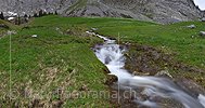 P021450: Panoramafoto Bergbach auf grüner Bergwiese (Langzeitbelichtung)