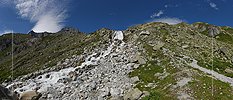 P023358: Panoramafoto Wasserfall in grüner Berglandschaft