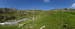 P023362: Panoramafoto Bergbach in grüner Berglandschaft