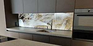 NaturPanorama.ch: Hinterleuchtete Panoramafoto-Küchenrückwand aus Glas